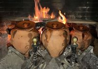 Foto de pucheros de barro en la chimenea de Casa Antonia-La Plaza Foto de pucheros de barro en la chimenea de Casa Antonia-La Plaza